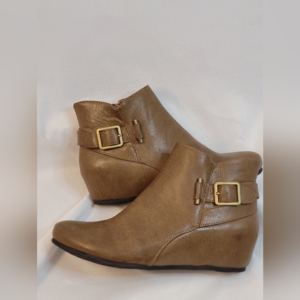 Baretraps Serena Wedge Ankle Bootie Size 8